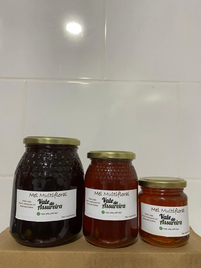 Mel Multifloral Artesanal do Vale da Assureira – Zebras, Valpaços O nosso Mel Multifloral é um produto 100% natural, produzido artesanalmente por nós em Zebras, no concelho de Valpaços, numa região de grande riqueza floral e ambiental. Resulta do néctar de diversas flores silvestres da zona, o que lhe confere um sabor equilibrado, aroma suave e textura naturalmente rica.  Extraído com cuidado e respeito pelas abelhas, este mel não é sujeito a processos industriais, preservando todas as suas propriedades naturais, nutricionais e organolépticas. A sua cor e sabor podem variar ligeiramente ao longo do ano, refletindo a diversidade floral característica do Vale da Assureira.  Ideal para consumir ao natural, adoçar bebidas, acompanhar queijos, iogurtes ou utilizar em receitas tradicionais, este mel representa o melhor da apicultura local e sustentável.  Características:  Mel multifloral 100% natural  Produção própria e artesanal  Origem: Zebras – Valpaços (Trás-os-Montes)  Sem aditivos nem conservantes  Rico em sabor e tradição  Ao escolher o nosso mel, está a apoiar a produção local, a sustentabilidade e um produto genuíno de Trás-os-Montes.
