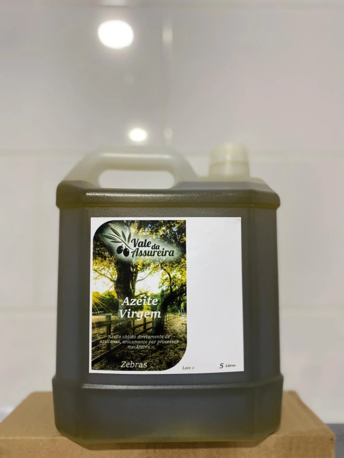Azeite Virgem  – Vale da Assureira O Azeite Virgem Vale da Assureira é um produto 100% natural, obtido a partir de azeitonas cuidadosamente selecionadas, provenientes de olivais tradicionais da região de Zebras, concelho de Valpaços, em Trás-os-Montes.  Extraído por processos mecânicos a frio, este azeite preserva todas as suas características naturais, apresentando um sabor equilibrado, com notas frutadas suaves e um aroma fresco e autêntico. A sua baixa acidez reflete a qualidade da azeitona e o cuidado em todas as fases da produção.  Ideal para consumo a cru, temperar saladas, legumes, peixes, carnes ou para finalizar pratos tradicionais, o Azeite Vale da Assureira é uma expressão genuína da tradição agrícola transmontana.  Características:  Azeite Virgem Extra  Extração a frio  Produção local e tradicional  Origem: Zebras – Valpaços (Portugal)  Sabor frutado e equilibrado  Sem aditivos nem conservantes  Um azeite que leva à sua mesa a autenticidade e qualidade dos produtos regionais portugueses.