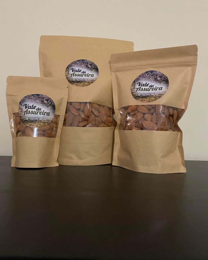 Miolo de Amêndoa – Vale da Assureira O Miolo de Amêndoa Vale da Assureira é um produto 100% natural, proveniente de amendoeiras cultivadas de forma tradicional na região de Zebras, concelho de Valpaços, em Trás-os-Montes.  Cuidadosamente selecionado e descascado, apresenta uma textura crocante, sabor suave e naturalmente adocicado. Rico em nutrientes, é um alimento saudável e versátil, ideal para consumo ao natural, pastelaria, doçaria tradicional, granolas ou como complemento de uma alimentação equilibrada.  Sem aditivos nem conservantes, o nosso miolo de amêndoa reflete a qualidade dos produtos regionais portugueses, respeitando os métodos tradicionais de produção.  Características:  Miolo de amêndoa 100% natural  Produção local e tradicional  Origem: Zebras – Valpaços (Portugal)  Textura crocante e sabor suave  Sem aditivos nem conservantes  Um produto genuíno de Trás-os-Montes, perfeito para quem valoriza qualidade, sabor e origem.